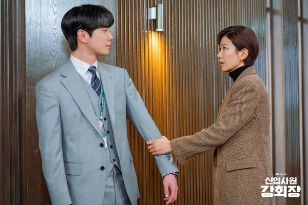 《新進社員姜會長》也值得一追！大家有看過宋仲基主演的《財閥家的小兒子》嗎？這部是同個小說作者的作品改編，一樣有看點滿滿的重生設定！這部劇情是「財閥會長重生成菜鳥社員」，雖然沒大火，但劇情很有意思。