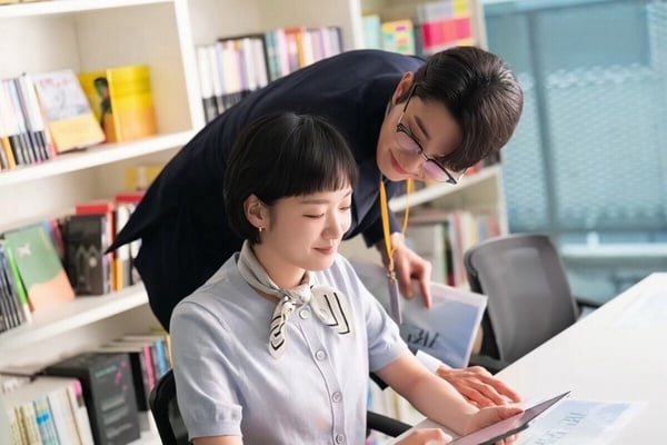 《柔美的細胞小將》可以追！三季評價都不錯，第三季故事聚焦在柔美的全新人生篇章。柔美成為一名成功的作家，坐擁了又大又漂亮的工作室，並邂逅了懷揣夢想的新人編輯申馴鹿。馴鹿的性格沉穩內斂，但社交技巧為0，起初許多劇迷都直呼get不到這位新男主，沒想到後面全都淪陷於低能量I人馴鹿的魅力裡。
