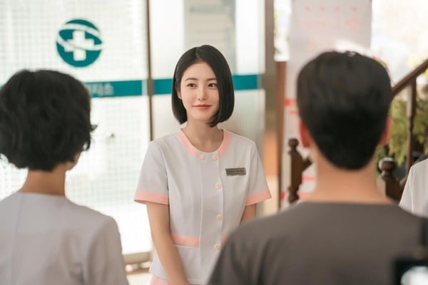 《醫到孤島愛上你》是一部醫療劇，改編自人氣網漫《死撐醫生》，劇情講述原本一心追求名利的整形外科醫師都志義，因服替代役被派往偏遠孤島擔任公共保健醫師，從最初對島上生活百般抗拒，到逐漸融入居民、重新找回身為醫師初心的成長故事。