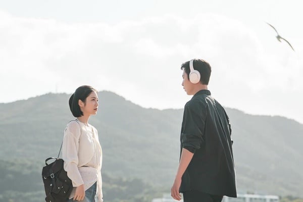 《醫到孤島愛上你》是一部醫療劇，改編自人氣網漫《死撐醫生》，劇情講述原本一心追求名利的整形外科醫師都志義，因服替代役被派往偏遠孤島擔任公共保健醫師，從最初對島上生活百般抗拒，到逐漸融入居民、重新找回身為醫師初心的成長故事。