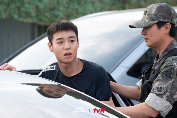 《菜鳥伙房兵》改編自同名人氣網漫，這部劇題材很新鮮，主打軍隊美食。劇情以軍中伙房為背景，講述新兵姜成宰從人人輕視的菜鳥伙房兵，一步步成長為傳奇人物的故事。