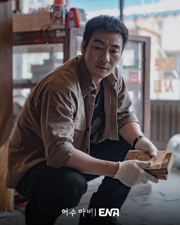 《稻草人》是今年評價不錯的懸疑神劇，劇情橫跨1988年至2019年，透過兩個被惡緣與仇恨綁在一起的男人——一個因太過正義被貶回故鄉的刑警，一個昔日霸凌者如今成了檢察官，聯手逐步揭開真相與制度的黑幕。