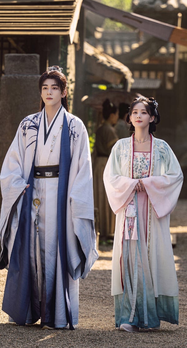 《雲秀行》改編自日本人氣輕小說《彩雲國物語》，這部劇演員群很華麗呢！不只李一桐、曾舜晞，還有鄧為、代露娃和田嘉瑞。積壓太久，等到配角都火了才播。不過《雲秀行》播出後評價不是很好，原著的權謀、大女主成長都是一大看點，但劇版《雲秀行》變成輕喜劇風格，被認為風格比較低幼。其實李一桐、曾舜晞滿有CP感，但劇本被認為不夠好，可惜了這麼華麗的演員群。