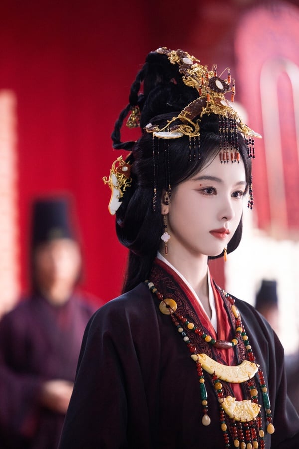 陳都靈《翹楚》首播話題滿高，不過後續就越播越下沉。《翹楚》主打上癮路線，融合了短劇的優點，跟《墨雨雲間》路線類似，都是重生大女主復仇劇，主打節奏快進、爽感滿滿。比較可惜是《翹楚》很多劇情沒有鋪墊清楚，CP沒有化學反應，所以後續熱度就慢慢往下走。不過《翹楚》依然是近期的熱門陸劇。