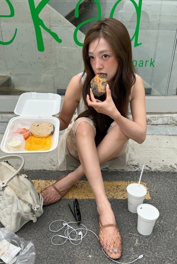 2026「果凍鞋Jelly Shoe」流行又回來了！盤點韓妞最愛果凍鞋品牌，Lisa、IVE同款都有