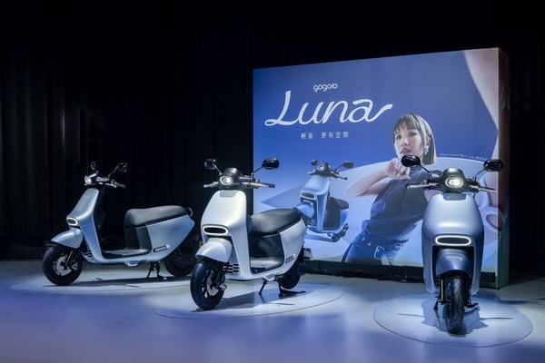 Lulu黃路梓茵代言Gogoro Luna2 踩高跟鞋挑戰「超省力中柱」驚呆！自曝感情觀愛掌控