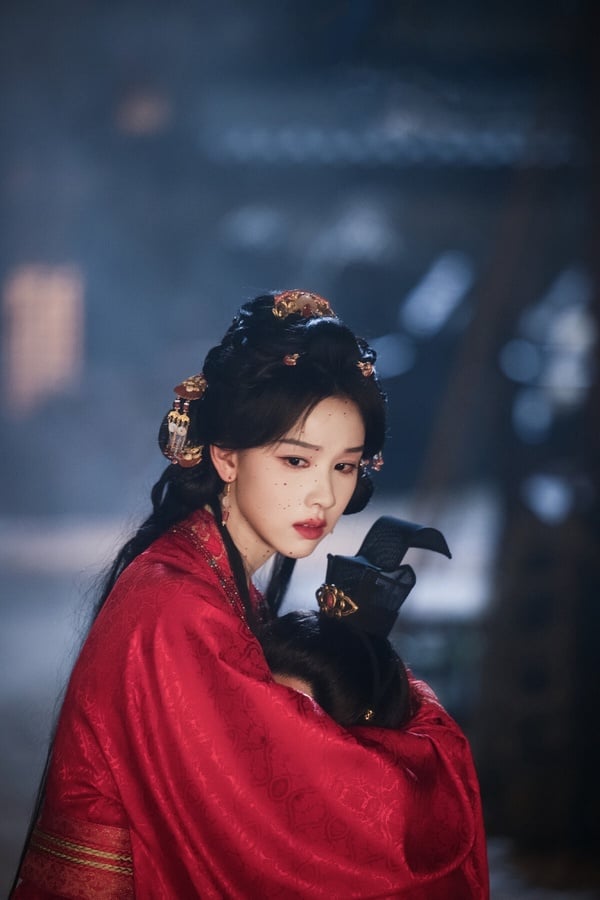 陳都靈是近年人氣上漲快速的古裝女神，她出道很早，但有好幾年都在爛劇打轉，是直到近年陳都靈開始在古裝劇《長月燼明》、《永夜星河》演女配角刷臉，口碑才逐漸好轉。陳都靈也是公認的美女，她是清純系美人，長相端莊，又有古典氣質，古裝可塑性也非常強呢！