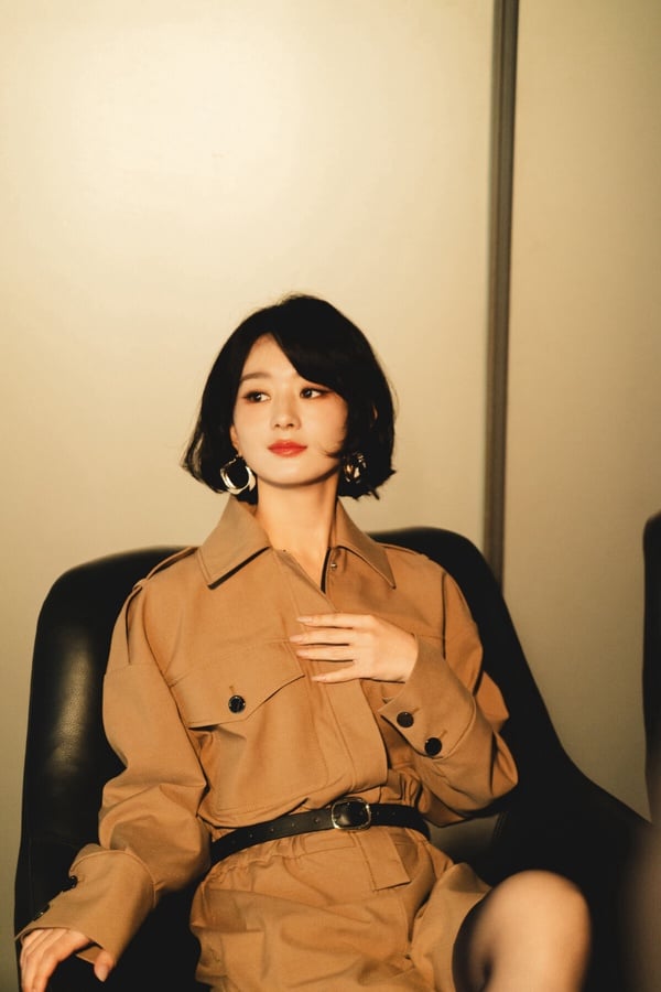 提到趙麗穎，很多人第一反應都是「甜」，她圓圓的小臉很有辨識度。不過其實也有很多網友指出，趙麗穎是美人底子啊！五官勻稱，眼睛漂亮，鼻子嘴巴小巧，越看越難看。