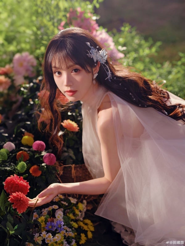 追《逐玉》大家都被田曦薇美翻啦！田曦薇近年憑藉古裝劇《逐玉》、《大奉打更人》火速崛起。田曦薇早年就因為笑容很有治癒力，而成為小有人氣的甜妹。她的五官很漂亮，眼睛大，鼻子嘴巴小巧，古裝、時裝扮相也好看，重點是身材還好，是真的很漂亮。