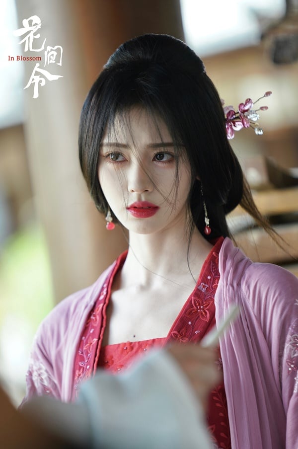 每次提到高顏值女星，幾乎各大排行都會有鞠婧禕，她是公認90後的美人之一。雖然鞠婧禕常常被吐嘈無法扮醜、演戲套路化，但她確實是好看。而且鞠婧禕很懂得自己美在哪裡，各種古裝造型、穿搭都是好看的，出道後顏值幾乎沒有崩過。