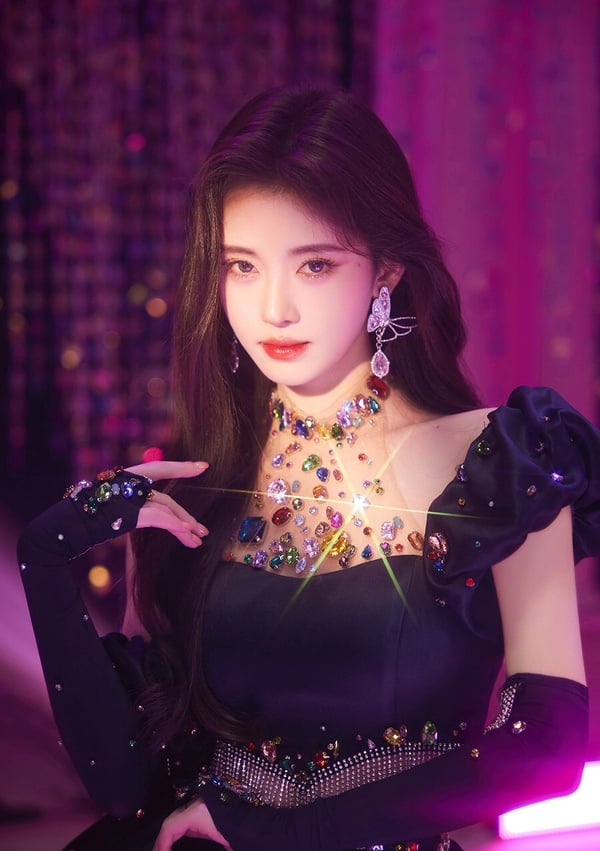每次提到高顏值女星，幾乎各大排行都會有鞠婧禕，她是公認90後的美人之一。雖然鞠婧禕常常被吐嘈無法扮醜、演戲套路化，但她確實是好看。而且鞠婧禕很懂得自己美在哪裡，各種古裝造型、穿搭都是好看的，出道後顏值幾乎沒有崩過。