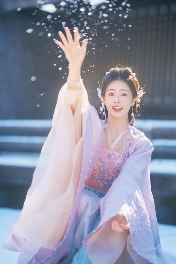白鹿第二名！白鹿是近年的收視女王，主演的《莫離》、《長月燼明》、《寧安如夢》、《以愛為營》都因為白鹿而擁有高熱度。白鹿外型甜美，可塑性很強呢！穿古裝，白鹿幾乎都沒有很難看的古裝造型，而白鹿早年的紅毯有時候還會被吐槽，但紅氣養人，近年白鹿紅毯造型也越來越好看了。