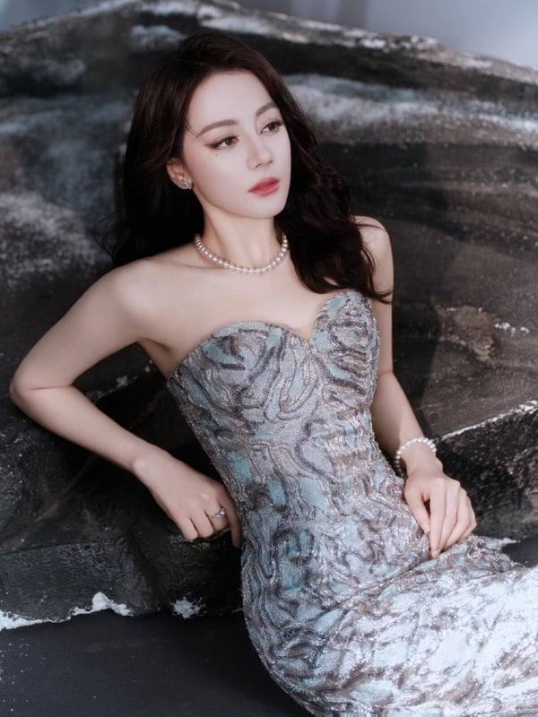 冠軍是迪麗熱巴！迪麗熱巴確實是頂級大美人啊！迪麗熱巴五官立體鮮明，異域的長相讓她上鏡特別吃香，外型幾乎毫無短板，再加上身材又好，每次只要出席紅毯，迪麗熱巴永遠都是全場焦點。她真的太美、太美了！