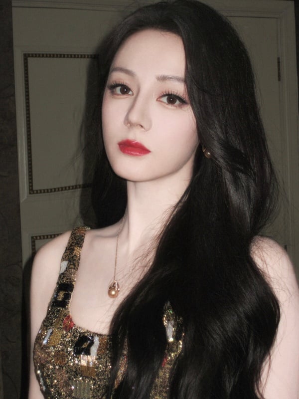 冠軍是迪麗熱巴！迪麗熱巴確實是頂級大美人啊！迪麗熱巴五官立體鮮明，異域的長相讓她上鏡特別吃香，外型幾乎毫無短板，再加上身材又好，每次只要出席紅毯，迪麗熱巴永遠都是全場焦點。她真的太美、太美了！