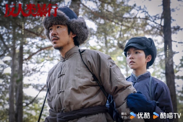近一年豆瓣評分唯一衝上9分的陸劇是《反人類暴行》，戰爭歷史題材。故事採取雙時間線敘事，講述哈爾濱731陳列館工作人員小金在整理史料時，發現這段歷史的記錄殘缺不全，為尋找真相，他踏上了一場跨越數十年的跨國取證之旅。