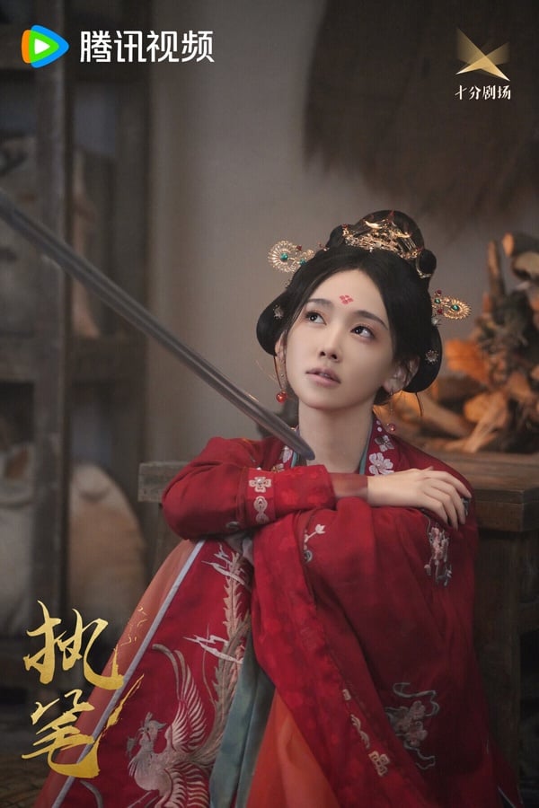 《執筆》是近年一面倒好評的古裝短劇，人設很新鮮，講述相府嫡女蘇雲綺意外發現自己是小說中的惡毒女配，而她的悲慘結局也被紀錄在「命書」當中無法改變。蘇雲綺不願接受命運安排，她要利用「命書」逆天改命，重寫自己的人生。