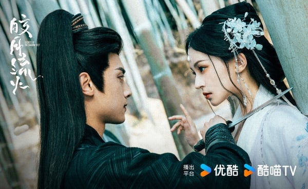 《皎月流火》是美豔宮主vs.腹黑影衛的設定，女強男強，男主角看起來是忠犬，沒想到別有目的。兩人先撩後愛，後期女主得知真相，甜虐交織。男女主角顏值很高，劇情很讓人淪陷！