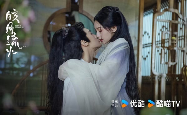 《皎月流火》是美豔宮主vs.腹黑影衛的設定，女強男強，男主角看起來是忠犬，沒想到別有目的。兩人先撩後愛，後期女主得知真相，甜虐交織。男女主角顏值很高，劇情很讓人淪陷！