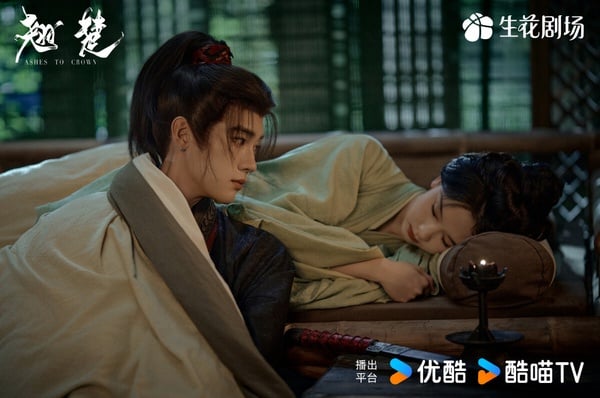 陳都靈《翹楚》是最近的熱門古裝劇，改編自人氣小說《楚后》，主打大女主重生。《翹楚》首播熱度滿高，劇情融合了短劇快節奏和高爽感的特點，因此很讓人上癮。但也有觀眾認為，《翹楚》很可惜拍得不夠細膩。