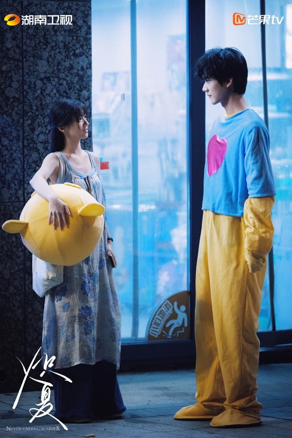 《熾夏》改編自小說《墜落》，這部是超級甜寵大IP呢！《熾夏》原著小說跟《偷偷藏不住》、《難哄》一樣，收藏量都飆破百萬，不過《熾夏》卻沒有達到《偷偷藏不住》、《難哄》那麼高的聲量，改編評價也兩極。