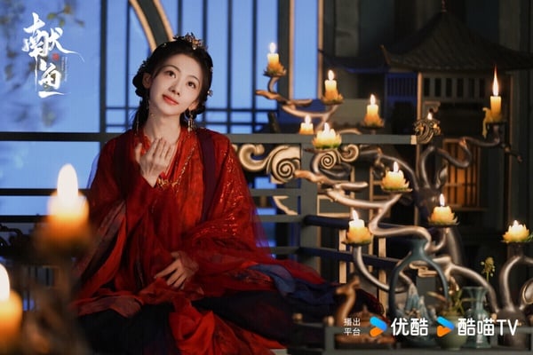 《獻魚》改編自小說《向師祖獻上鹹魚》，原著是個超級大IP，和《長月燼明》、《永夜星河》原著不相上下的火爆。故事很有趣，魔王司馬焦被「鹹魚少女」廖停雁降服，展開的爆笑故事。《獻魚》劇情很有新鮮感，女主角不想升級、不想逆襲，只想躺平，和男主的互動很有趣，但《獻魚》被認為是魔改改編劇。