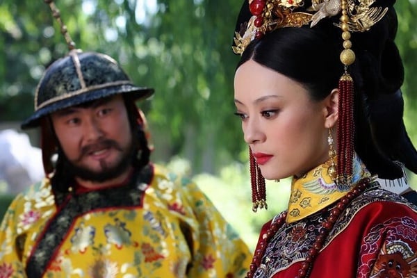 第一名就是《甄嬛傳》啦！應該毫不意外吧？《甄嬛傳》絕對是近年陸劇的巔峰神作，這幾年大火的宮鬥劇題材就是因它而帶起來的。每次小編只要轉到在重播《甄嬛傳》，都會忍不住停下來看，就算看過好幾遍，還能發覺之前沒有察覺到的劇情細節，細思極恐，這部劇真的太強了！