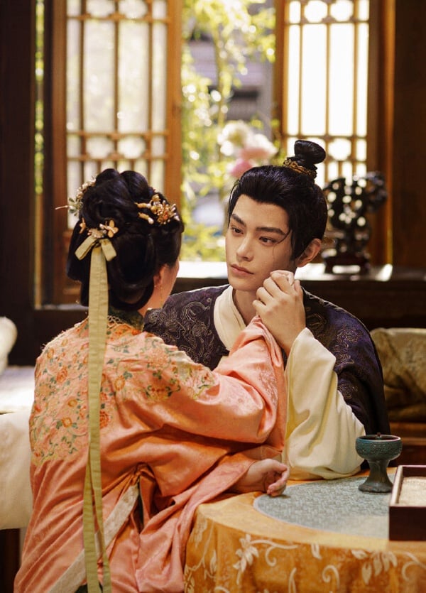《花開錦繡》是熱度蠻高的待播古裝劇，找來《長樂曲》CP丁禹兮、鄧恩熙二搭，兩人先前就很有CP火花，外型、演技都相當般配。而《花開錦繡》原著小說和《九重紫》出自同一個作者，還找來《折腰》導演鄧科指導，陣容很華麗。