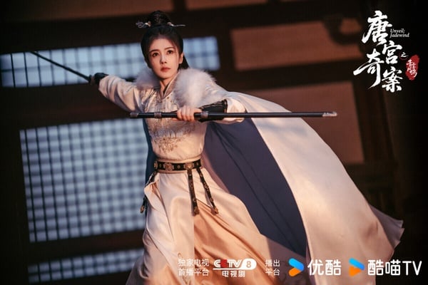 白鹿今年推出兩部古裝劇，除了熱播中的《莫離》，另一部《唐宮奇案》也是又美又颯！《唐宮奇案》是古裝懸疑劇，白鹿飾演的李佩儀是個文武雙全的女主，李佩儀是內廷侍衛長，隸屬內謁局。故事開篇，李佩儀為調查一起神秘的冥婚案件，不惜偷天換日，自己扮成鬼新娘查案。