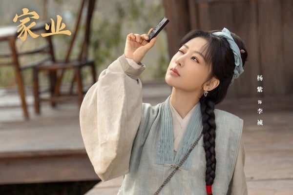 楊紫繼《國色芳華》後，又推出大女主經商劇《家業》！《家業》依然是高質感精品劇，以制墨為背景。雖然大女主逆襲經商的套路讓人聯想到《國色芳華》，但這種套路就是好看啊！《家業》拍得很古色古香，色調運鏡大氣有質感，人物刻劃很立體，也有爽感打臉情節，是2026衝出高評的古裝劇。