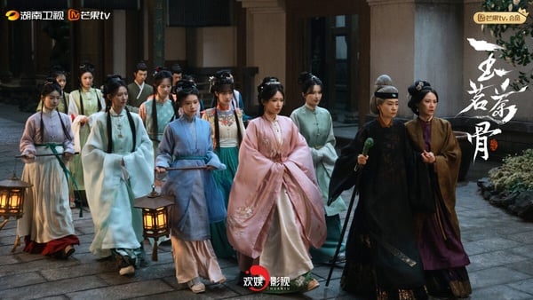 《玉茗茶骨》講述年輕狀元郎陸江來上任淳安縣令，屢破奇案，卻因捲入一樁殺妻舊案，淪落至絕境。瀕死之際，幸得茶王之女榮善寶搭救。陸江來曾與豪族榮氏爭權結怨，遭致善寶蓄意報復，趁他重傷失憶、身份成謎，將他帶回家中貶為最低賤的馬夫。一個是野心勃勃的女繼承人，一個是桀驁腹黑的小馬夫，兩人鬥智鬥勇，日久生情。