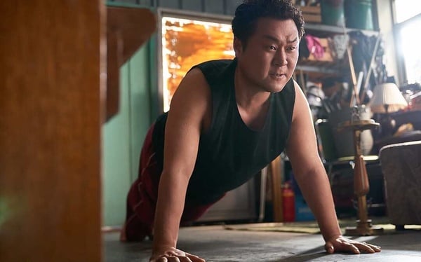 《人夫總動員》6大劇情、角色介紹：前任vs.現任丈夫聯手救妻女，上映霸榜Netflix冠軍