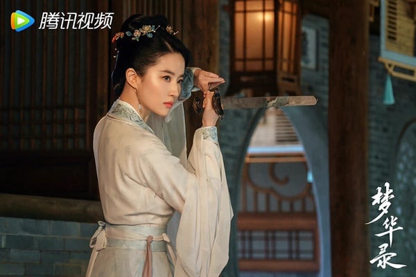劉亦菲早年以《仙劍奇俠傳1》、《天龍八部》等劇走紅，古裝女神的形象深植人心，不過劉亦菲轉戰電影圈多年，直到近年才終於以《夢華錄》、《去有風的地方》等劇回歸小螢幕。小編好意外劉亦菲在後排！劉亦菲在大螢幕的表現評價兩極，但在小螢幕的收視號召力其實很厲害。