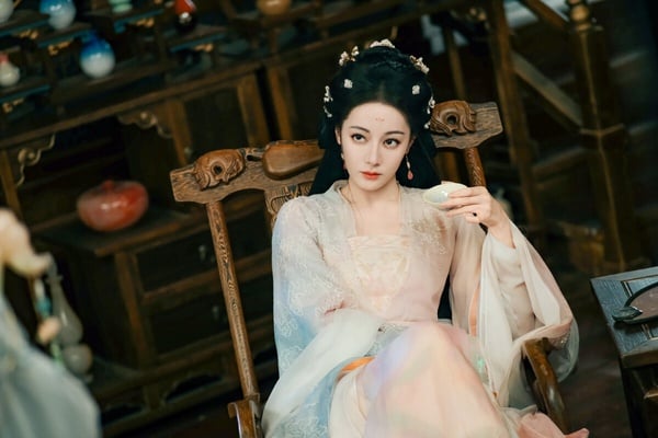 迪麗熱巴是90花中的頂流，前幾年迪麗熱巴主演的《長歌行》、《你是我的榮耀》、《與君初相識》有達到熱播以上的程度。