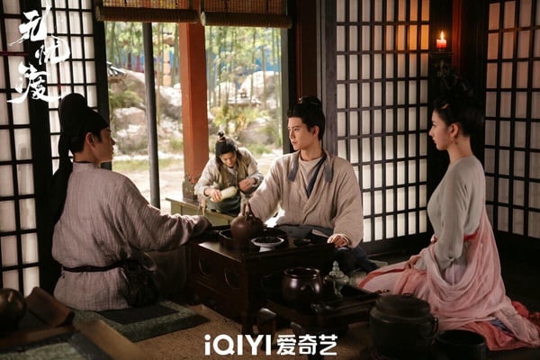 任嘉倫《無憂渡》是2025年的高分古裝劇，這是近年比較少有的古裝志怪題材，講述有著神秘背景的獵魔人宣夜，和一個聰明可愛的女孩半夏，兩人在人妖共存的世界，共同經歷奇情懸案。《無憂渡》上檔前就有高期待，上檔後也沒讓觀眾失望，豆瓣評分高達7.5，一面倒好評！