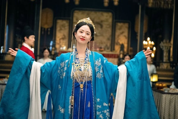 《墨雨雲間》是近年最火的大女主重生復仇劇，改編自千山茶客的重生小說，劇版成功的保留了小說框架，節奏快，爽感滿滿，看吳謹言智鬥繼母、復仇渣夫，劇情很讓觀眾淪陷。吳謹言太適合演復仇劇了，她就長著一張宅鬥、宮鬥大贏家的臉。