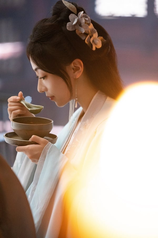 《墨雨雲間》是近年最火的大女主重生復仇劇，改編自千山茶客的重生小說，劇版成功的保留了小說框架，節奏快，爽感滿滿，看吳謹言智鬥繼母、復仇渣夫，劇情很讓觀眾淪陷。吳謹言太適合演復仇劇了，她就長著一張宅鬥、宮鬥大贏家的臉。
