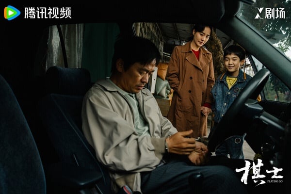 《棋士》劇情挺有趣，這部劇把「圍棋」和「犯罪」結合在一起，平凡的圍棋老師發現，圍棋的思維方式竟然可以用來犯罪，緊接著事件一環扣一環，讓人猜不到發展。《棋士》人物之間的搏弈、人性的刻劃都有看點，會讓人越追越入迷！