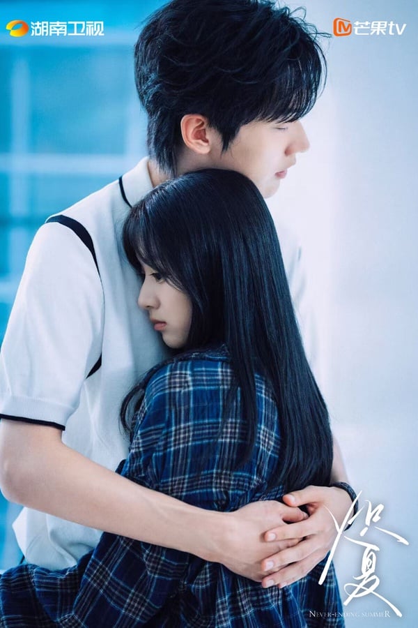《熾夏》改編自小說《墜落》，這部是超級甜寵大IP呢！《熾夏》原著小說跟《偷偷藏不住》、《難哄》一樣，收藏量都飆破百萬，不過《熾夏》卻沒有達到《偷偷藏不住》、《難哄》那麼高的聲量，劇版改編也是清一色差評，豆瓣評分僅4.8。