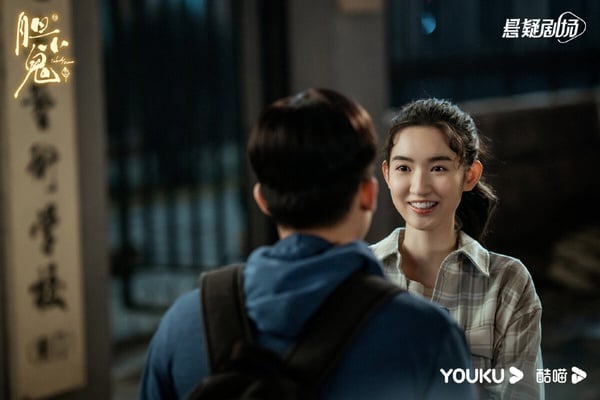 懸疑劇《膽小鬼》因為沒有人氣演員所以熱度起不來，但真的不錯看！《膽小鬼》改編自豆瓣超高評價的懸疑小說《生吞》，講述17歲少女黃姝慘遭姦殺，全身赤裸被棄屍於一幢爛尾樓前的雪坑，大雪覆蓋了胴體也掩蓋了重要線索。十年後，又一具少女屍體被剝光衣服丟進雪坑，作案手段完全復刻，可昔日重大嫌疑人卻早已去世，追查此案的老刑警馮國金再次墜入迷霧。隨著塵封舊案重見天日，一段深埋在五個少男少女間的殘酷青春往事浮出水面。