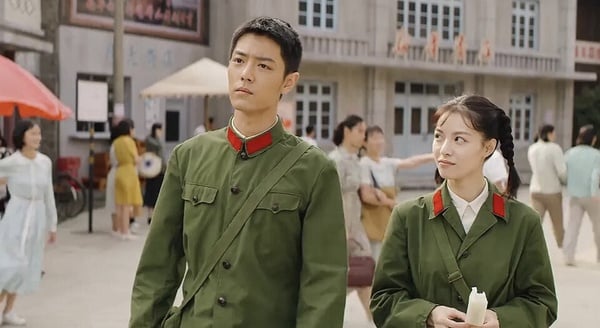 鍾楚曦被視為「紅毯女王」，因為逆天的長腿、優越的肩頸線，每次出席紅毯都很搶眼，不過鍾楚曦演戲時就比較難吸引觀眾。其實鍾楚曦起點很高，主演名導馮小剛的電影《芳華》出道，一出道就獲得金馬獎新人提名。但後續鍾楚曦在娛樂圈打滾多年，卻沒有一個廣為認可的代表角色。