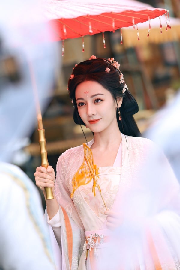 迪麗熱巴是90後的頂流小花，累積了《長歌行》、《三生三世枕上書》、《你是我的榮耀》等代表作。而近年迪麗熱巴推出的《白日提燈》、《梟起青壤》、《安樂傳》雖然沒有超越早年的作品，但是因為迪麗熱巴，還是有收視底盤。這些劇的話題焦點，基本都在熱巴身上呢！熱巴真的是天生明星，自帶讓人想討論的慾望。