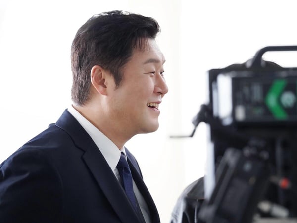 《金特務》尹敬浩8件事：憑《外傷重症中心》走紅，與金南佶、朱智勛並列「話癆TOP3」