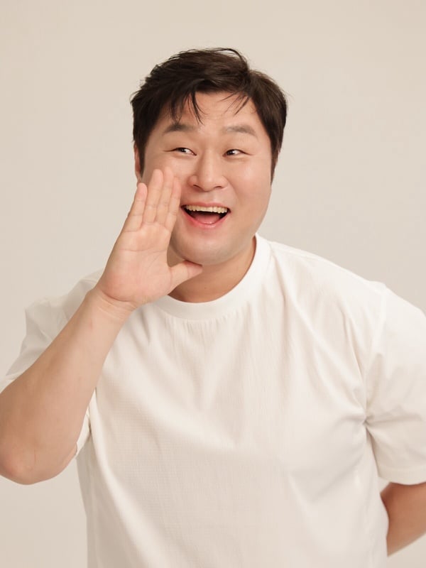 《金特務》尹敬浩8件事：憑《外傷重症中心》走紅，與金南佶、朱智勛並列「話癆TOP3」