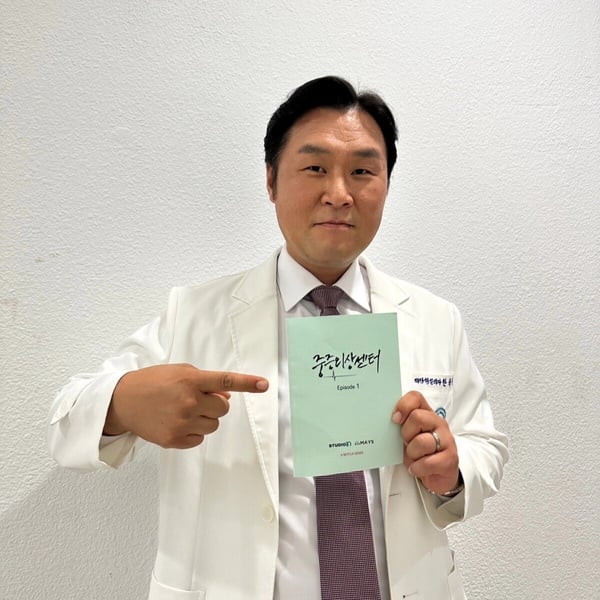 《金特務》尹敬浩8件事：憑《外傷重症中心》走紅，與金南佶、朱智勛並列「話癆TOP3」