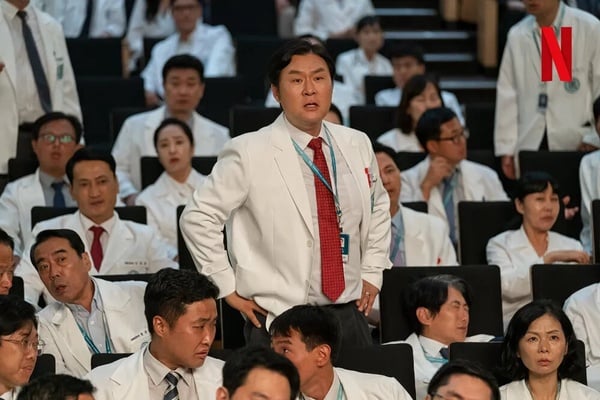 《金特務》尹敬浩8件事：憑《外傷重症中心》走紅，與金南佶、朱智勛並列「話癆TOP3」