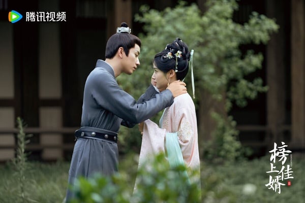 《榜上佳婿》找來《御賜小仵作》王子奇和《入青雲》盧昱曉搭檔，這部劇播得沒什麼水花，但其實可以一看！《榜上佳婿》是腹黑狀元vs.失憶千金的設定，第一集男女主角就因為誤會成婚、決裂，但後期有三角修羅場和追妻火葬場，越到後面越甜！是可以輕鬆看的下飯小甜劇。