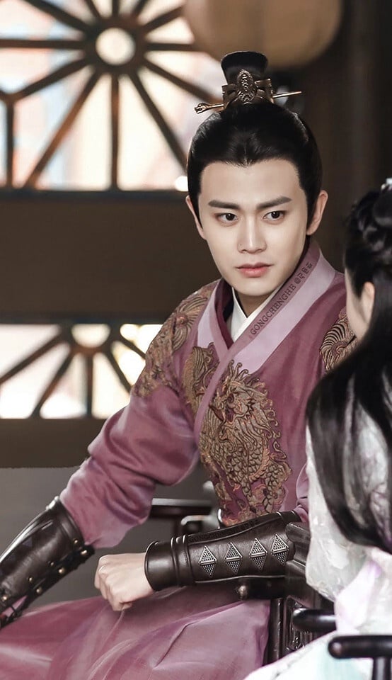 《錦衣之下》是任嘉倫的代表作，任嘉倫把男主角陸繹演的太有魅力了！每個眼神都是戲，挑逗的、鄙視的、冷酷的、深情的，微博上有一堆「陸繹眼神」的截圖，太撩啦！
