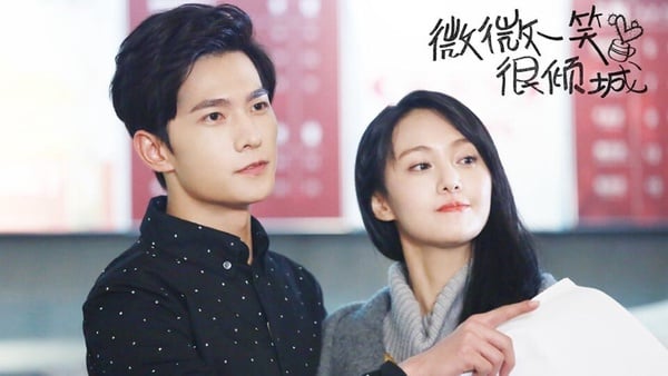 2016年的現象級爆款劇《微微一笑很傾城》，在許多劇迷心中有著不敗的地位，是電競題材甜寵劇的鼻祖，改編自顧漫同名小說。楊洋和鄭爽高度還原小說中肖奈和貝微微的高甜CP感，楊洋自此也成為經典的高冷校園男神代表，這部劇火到被翻拍成電影和各國版本！