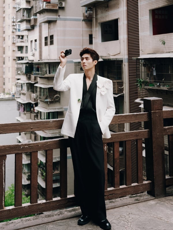 虞書欣新劇《燦如繁星》搭檔的男演員陳靖可也是一位長腿美男！陳靖可足足有186公分，所以像《燦如繁星》搭虞書欣、《煙火人家》搭孫千這種長腿女星時，完全沒有壓力。