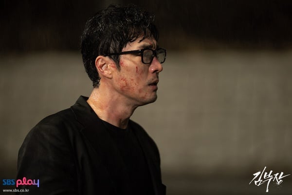 《金特務》幕後秘辛：尹敬浩13小時禁言收視公約火速達成，蘇志燮「這幕」竟是AI生成？